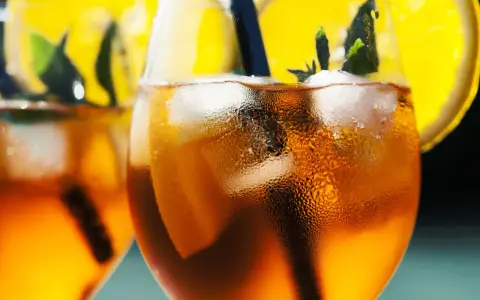 Orzeźwiający aperol bezalkoholowy z lodem, plasterkiem pomarańczy i miętą. Idealny na upalne dni.