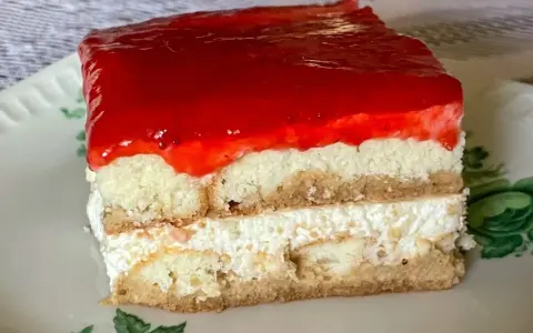 Pyszne, mega szybkie ciasto bez pieczenia z warstwami biszkoptu, kremu i truskawkową galaretką. Idealne na deser!