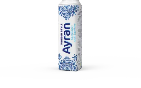 Orzeźwiający napój jogurtowy Ayran w stylu tureckim. Idealny na upalne dni, gdy zastanawiasz się, ayran co to.