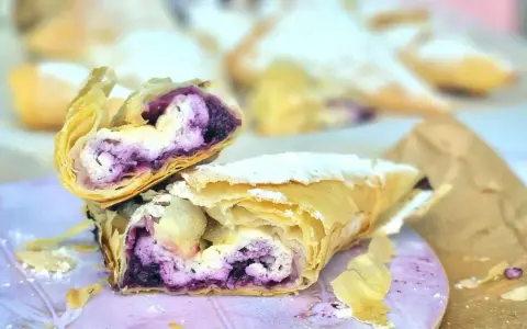Chrupiące ciasto filo z kremowym nadzieniem i jagodami. Idealne na deser, szukajcie przepisów na ciasto filo!