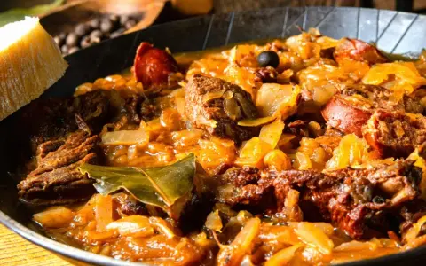 Pyszny bigos, idealny przepis na polskie danie. Mięso, kapusta i przyprawy tworzą bogactwo smaku.