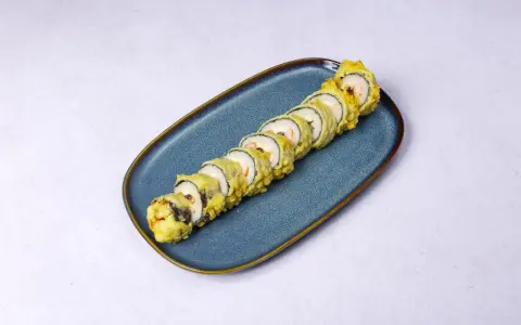 Chrupiące rolki sushi z krewetkami w cieście tempura, idealne na szybki obiad. Prosty tempura przepis.
