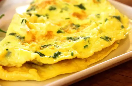 Złocisty omlet z ziołami, idealny na śniadanie keto. Puszysty i aromatyczny, gotowy do podania.