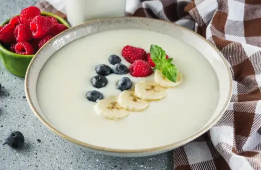 Pyszny grysik na mleku z malinami, borówkami i bananem. Idealne śniadanie dla każdego.