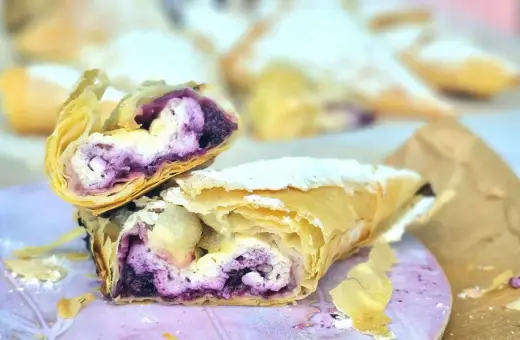 Chrupiące ciasto filo z kremowym nadzieniem i jagodami. Idealne na deser, szukajcie przepisów na ciasto filo!