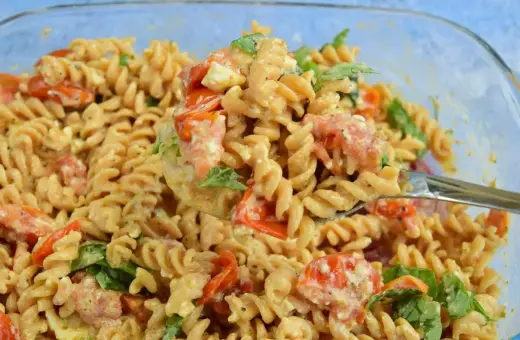 Szybka kolacja: makaron fusilli z pomidorkami, fetą i bazylią w kremowym sosie. Idealne danie na każdy dzień.