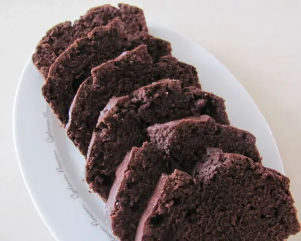 Wilgotna babka czekoladowa, idealna na deser. Ten przepis na babkę czekoladową jest prosty i szybki.