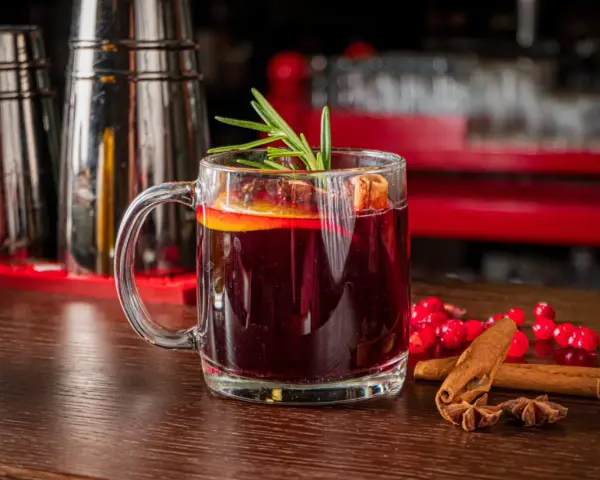 Grzane wino, czyli herbata z alkoholem, podana z pomarańczą, cynamonem i rozmarynem.
