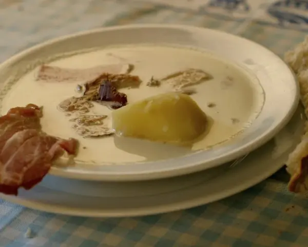 Najprostsza zupa chrzanowa z ziemniakiem i kawałkami wędzonki. Obok kromka chleba.