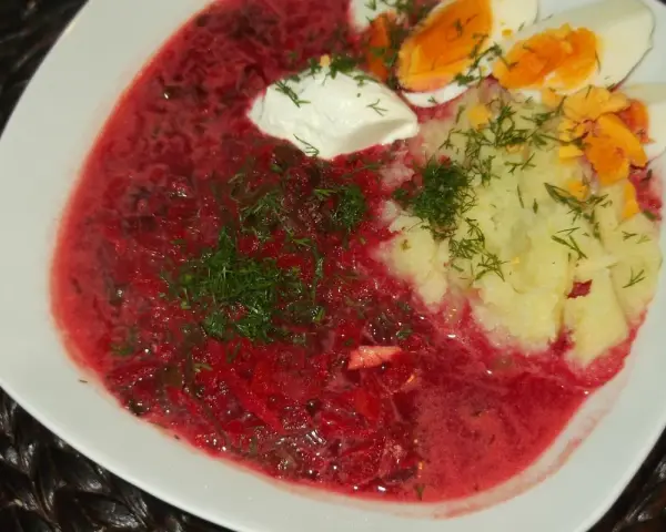 Zupa z botwiny z ziemniakami osobno, podana z jajkiem i koperkiem. Pyszne danie na chłodne dni.
