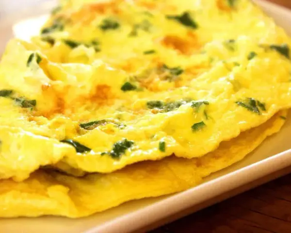 Złocisty omlet z ziołami, idealny na śniadanie keto. Puszysty i aromatyczny, gotowy do podania.