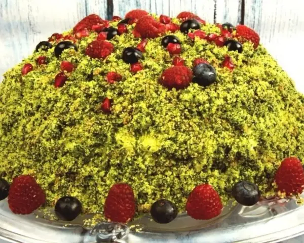 Wyjątkowe ciasto leśny mech na dużą blachę z serkiem mascarpone, ozdobione malinami, borówkami i granatem.
