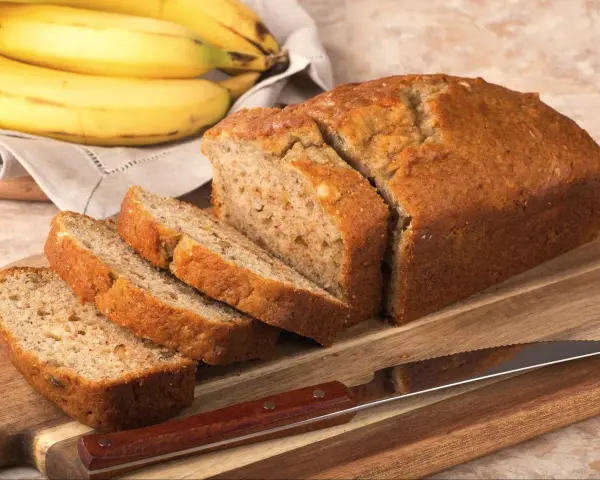 Gotowy chlebek bananowy, idealny na śniadanie. Ten przepis na chlebek bananowy jest prosty i pyszny.