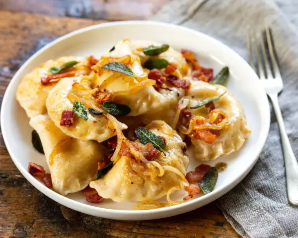 Pyszne pierogi z boczkiem i cebulką. Wiesz, ile gotować pierogi, by były idealne?