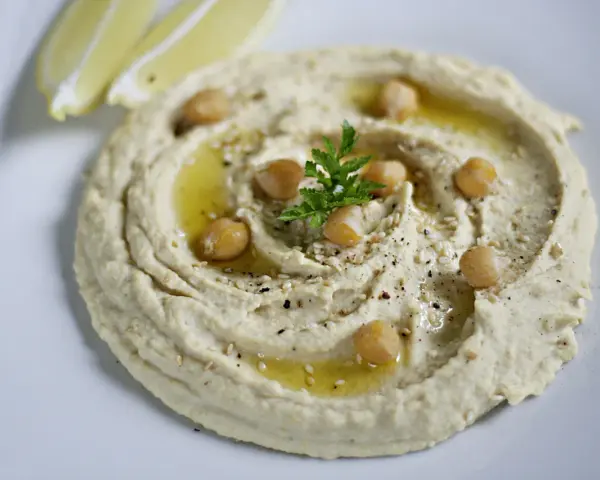 Pyszny, kremowy hummus co to? To pasta z ciecierzycy, oliwa, sezam i cytryna. Idealna przekąska!