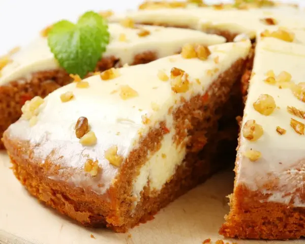 Pyszne ciasto dla odchudzających się z kremem i orzechami, ozdobione listkiem mięty. Idealne na dietę!