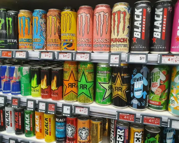 Napoje energetyczne szkodliwe: Dlaczego zakazano ich sprzedaży młodzieży?