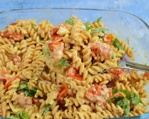Szybka kolacja: makaron fusilli z pomidorkami, fetą i bazylią w kremowym sosie. Idealne danie na każdy dzień.