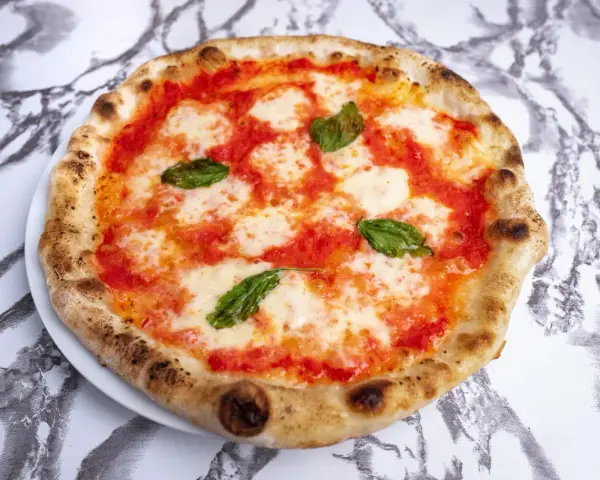 Klasyczna pizza Margherita, idealna na każdy dzień. Poznaj autentyczny pizza włoska przepis i poczuj smak Neapolu!