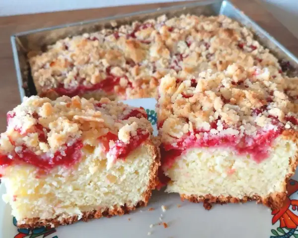 Pyszna babka w keksówce z kruszonką i owocami. Idealna na deser lub podwieczorek.