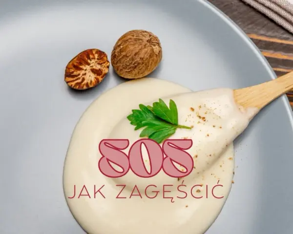 Gęsty sos śmietanowy na talerzu, z gałką muszkatołową i natką pietruszki. Tekst: SOS JAK ZAGĘŚCIĆ.