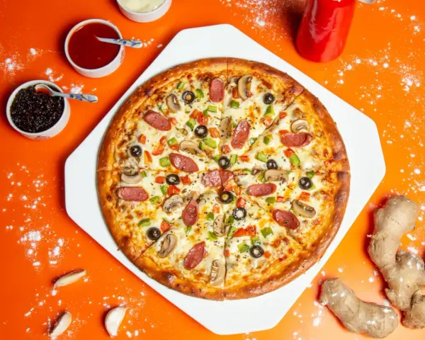 Pyszna pizza z kiełbasą, pieczarkami i papryką, obok sosy i imbir. Idealne dodatki do pizzy.