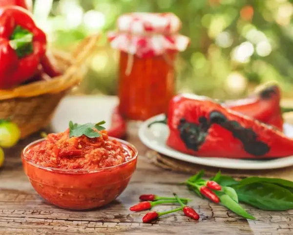 Ajvar co to? Aromatyczna pasta z pieczonej papryki i pomidorów, gotowa do spożycia.