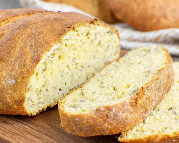 Pyszny, domowy chleb bez glutenu z chrupiącą skórką i miękkim wnętrzem, idealny na kanapki.