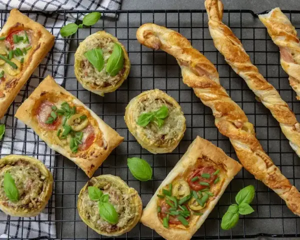 Proste przepisy na przekąski w 15 minut: tartaletki z warzywami i serem, zawijane paluszki z szynką i serem.