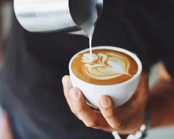 Biała kawa: Co to jest? Flat white, latte, cappuccino różnice i przepis