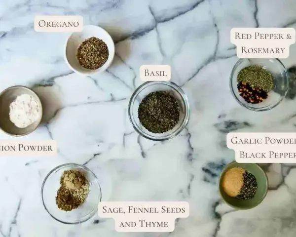 Idealne jakie przyprawy do spaghetti: oregano, bazylia, czosnek, cebula, rozmaryn, tymianek, nasiona kopru, pieprz i płatki chili.