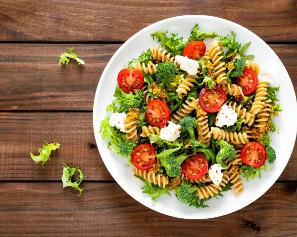 Kolorowa sałatka z makaronem fusilli, pomidorkami, brokułami i fetą. Idealna na lekki obiad, to najlepsza sałatka z makaronem.