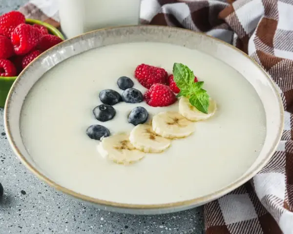 Pyszny grysik na mleku z malinami, borówkami i bananem. Idealne śniadanie dla każdego.