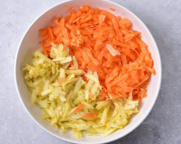 Start your healthy meal with this vibrant surówka z marchewki z majonezem. Świeżo starta marchewka i jabłko czekają na dodatek majonezu.
