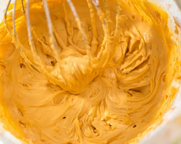 Gładki, puszysty krem z masy kajmakowej i mascarpone, właśnie ubijany mikserem. Idealny do tortu!