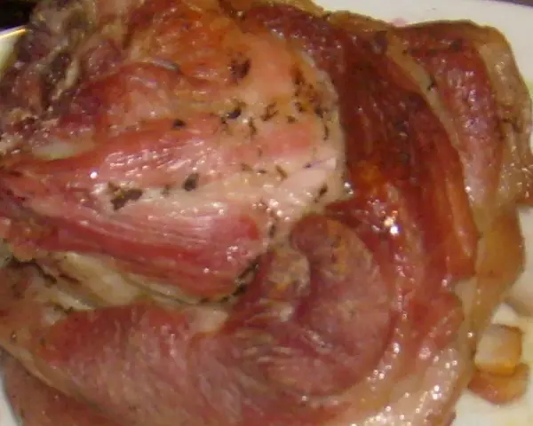 Soczysta, najlepsza golonka gotowana i pieczona, z chrupiącą skórką i aromatycznymi przyprawami.