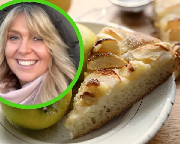 Uśmiechnięta blondynka prezentuje najprostsze ciasto drożdżowe bez wyrabiania z jabłkami.