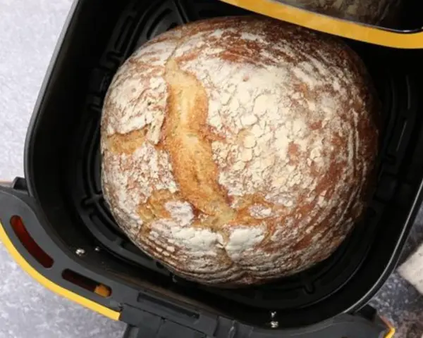 Chleb z airfryer, świeżo upieczony, z chrupiącą skórką i puszystym wnętrzem, gotowy do podania.