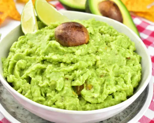 Pyszny, domowy przepis na guacamole z awokado, limonką i pestką. Idealny na imprezę!