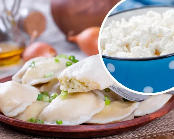 Pyszne pierogi z serem białym, posypane szczypiorkiem, obok miseczka świeżego, białego sera.