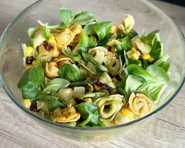Pyszna, kolorowa sałatka z tortellini, kukurydzą i suszonymi pomidorami. Idealna na letnie dni, to najlepsza sałatka z tortellini!