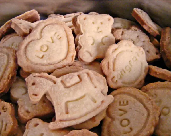 Szybkie kruche ciasteczka w kształcie serc z napisem "LOVE", misiów, koników na biegunach i kwiatków z napisem "Congrats".