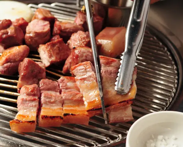 Kawałki boczku, idealne do grillowania, nabierają apetycznego koloru. Marynata do boczku na grilla sprawi, że będą soczyste i aromatyczne.