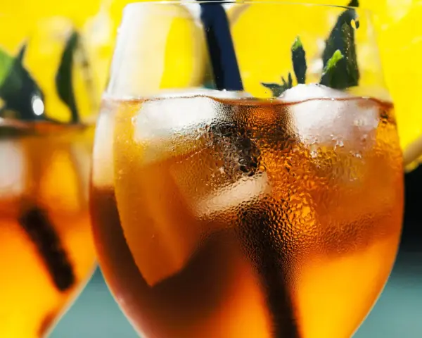 Orzeźwiający aperol bezalkoholowy z lodem, plasterkiem pomarańczy i miętą. Idealny na upalne dni.