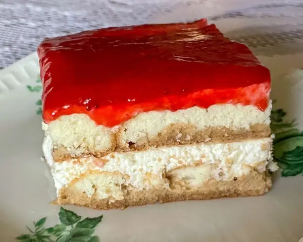 Pyszne, mega szybkie ciasto bez pieczenia z warstwami biszkoptu, kremu i truskawkową galaretką. Idealne na deser!