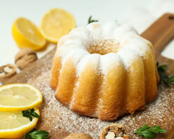 Puszysta babka cytrynowa posypana cukrem pudrem, idealna na niedzielne popołudnie. Ten przepis na babkę cytrynową jest prosty i szybki.