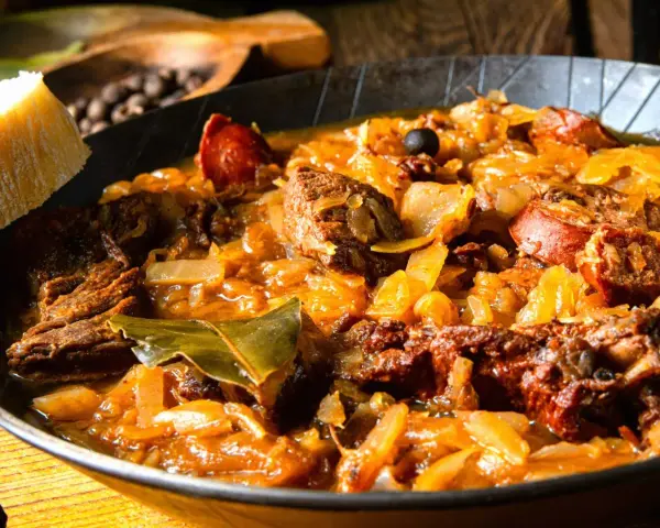 Pyszny bigos, idealny przepis na polskie danie. Mięso, kapusta i przyprawy tworzą bogactwo smaku.
