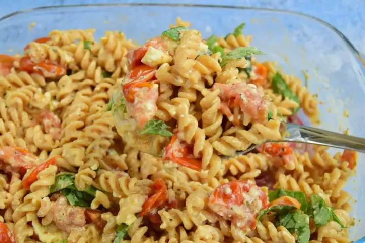 Szybka kolacja: makaron fusilli z pomidorkami, fetą i bazylią w kremowym sosie. Idealne danie na każdy dzień.
