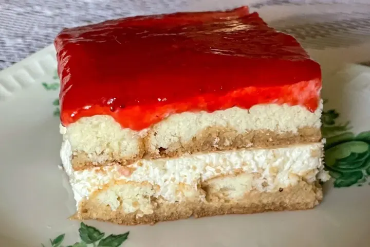 Pyszne, mega szybkie ciasto bez pieczenia z warstwami biszkoptu, kremu i truskawkową galaretką. Idealne na deser!