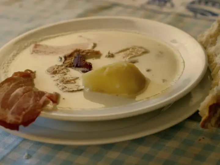 Najprostsza zupa chrzanowa z ziemniakiem i kawałkami wędzonki. Obok kromka chleba.